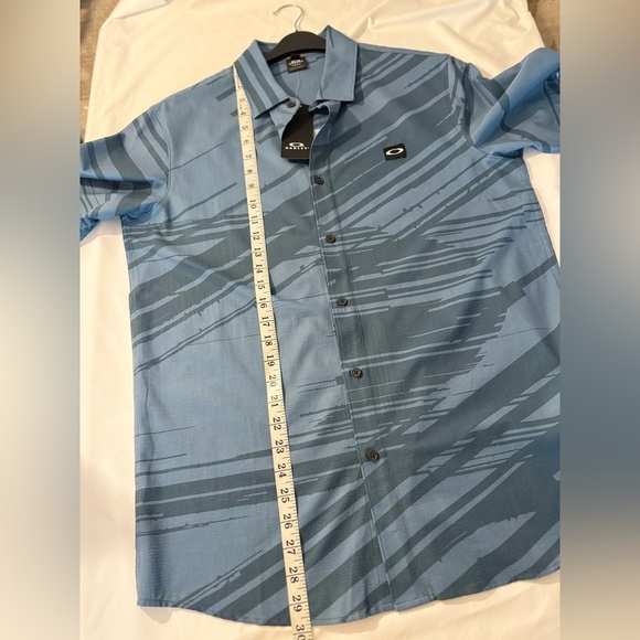 Oakley NEW WITH TAGS Men’s Tempo Print Button Down Shirt Size Medium - Picture 11 of 17